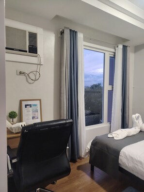 خزنة داخل الغرفة ومكتب ومكواة/لوح كي وواي فاي مجانًا