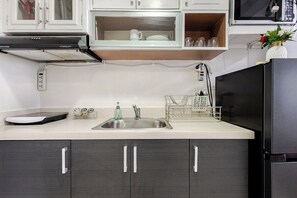 ثلاجة، ميكروويف، موقد طهي مسطح، ماكينة لصنع القهوة/الشاي