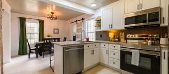 Newly Renovated | Old Town | King Suite | Fire Pit | Garage