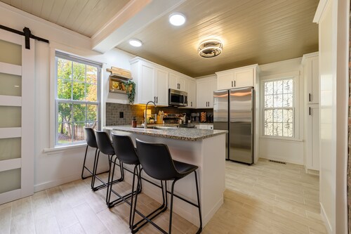 Newly Renovated | Old Town | King Suite | Fire Pit | Garage