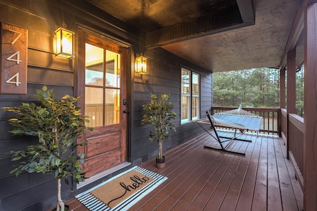 Terraza o patio. Modern and Peaceful 5BR Wake Forest Retreat-Pet Friendly