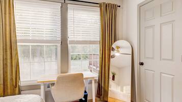 5 bedrooms, desk, iron/ironing board, free WiFi