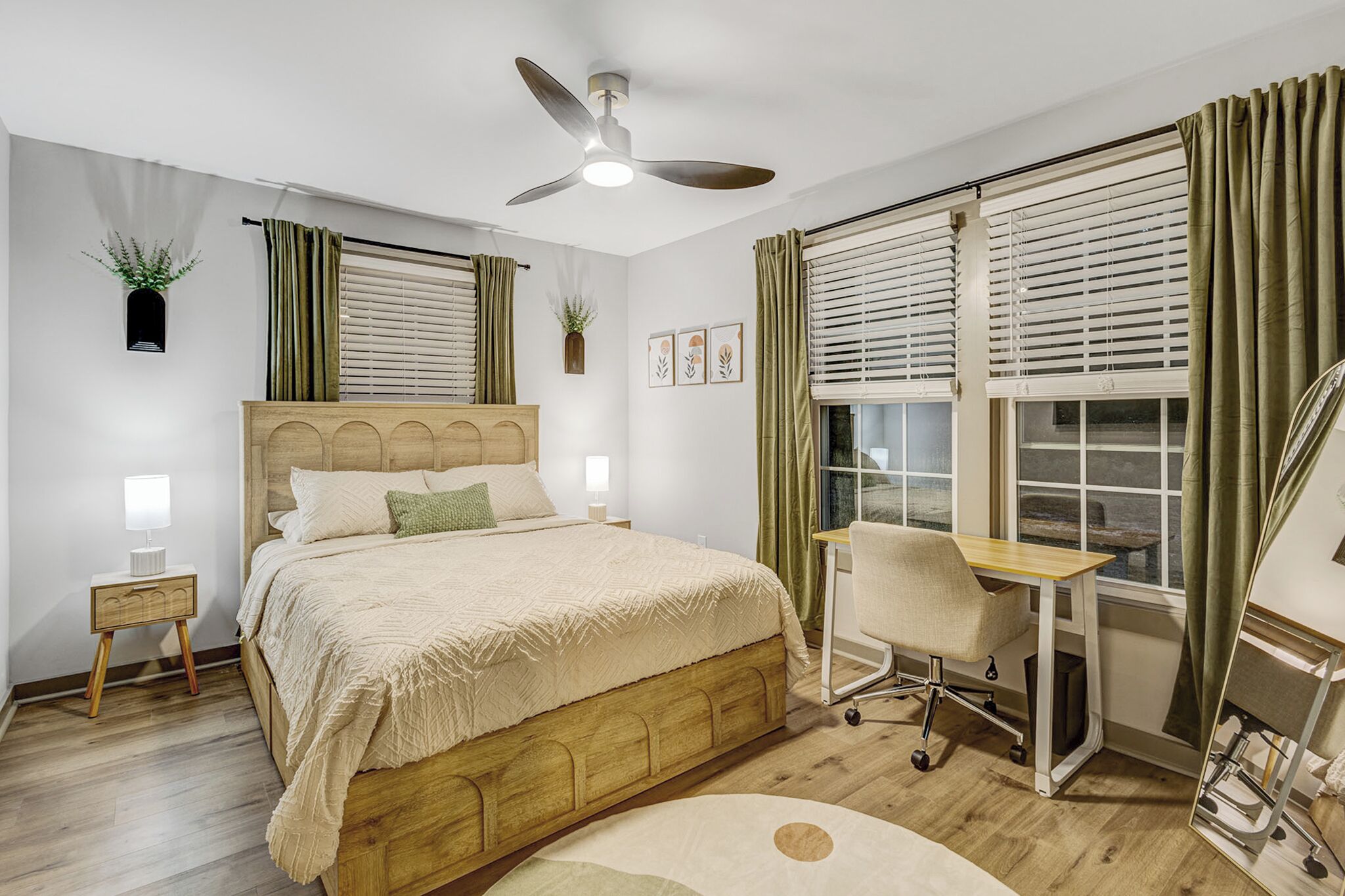 5 bedrooms, desk, iron/ironing board, WiFi (free)