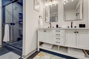 Douche, sèche-cheveux, serviettes fournies, papier toilette