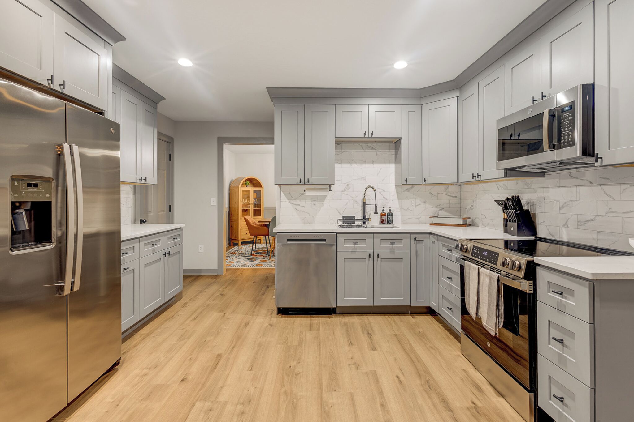 冷蔵庫、電子レンジ、オーブン、コンロ