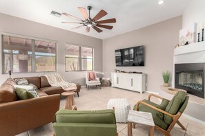 Een televisie en een open haard