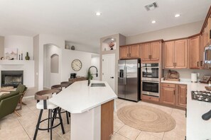 Een magnetron, een oven, een kookplaat, een vaatwasser