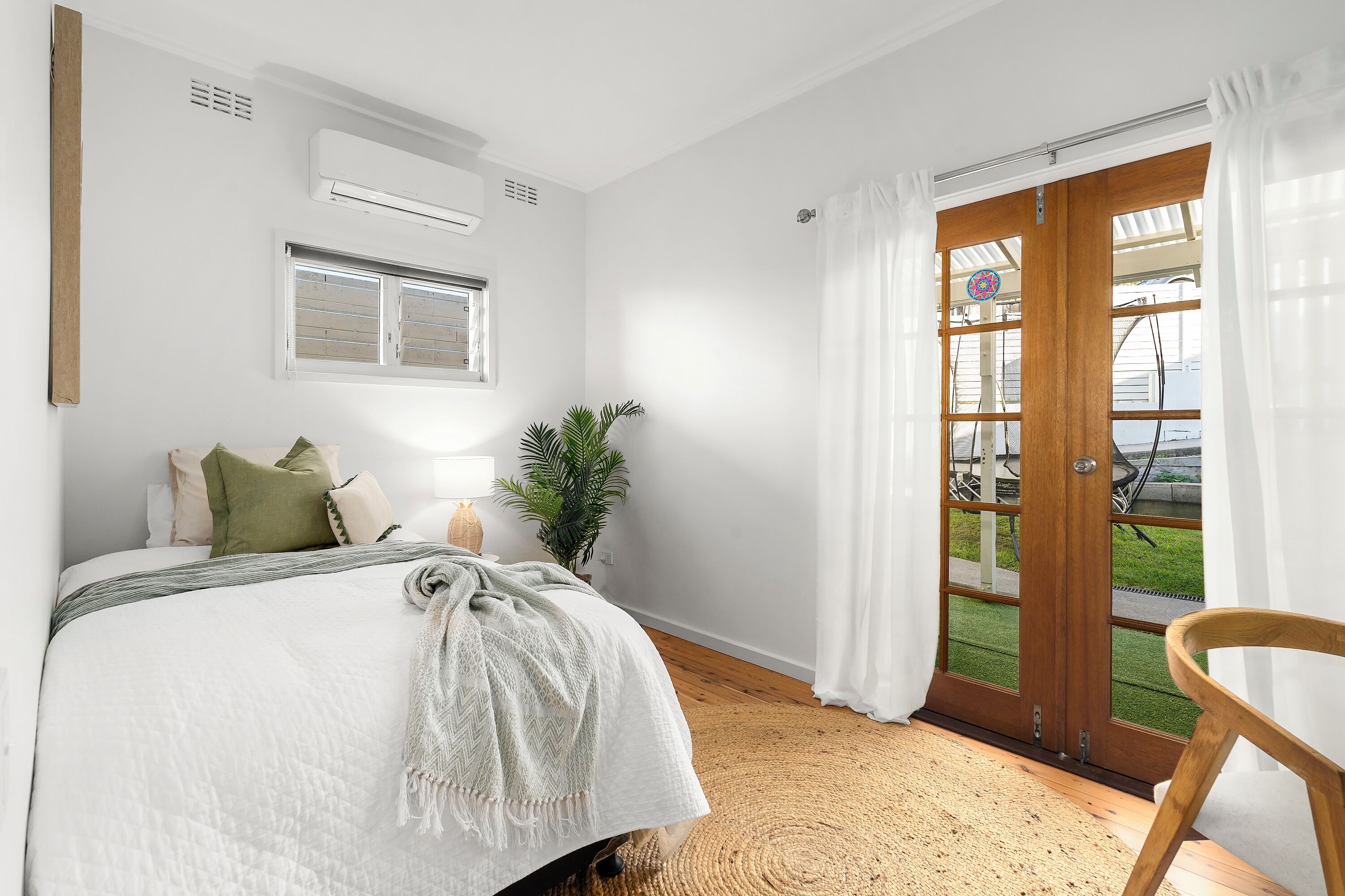 4 bedrooms, iron/ironing board, internet, bed sheets