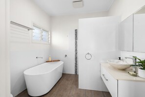 Shower, towels, soap, toilet paper - Riverside Retreat with Sweeping Views – Pool, Guest Suite & Entertainers Balcony (Tweed Heads)