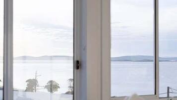 5 bedrooms, iron/ironing board, WiFi, bed sheets