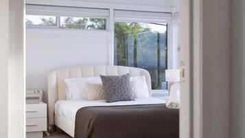 5 bedrooms, iron/ironing board, WiFi, bed sheets