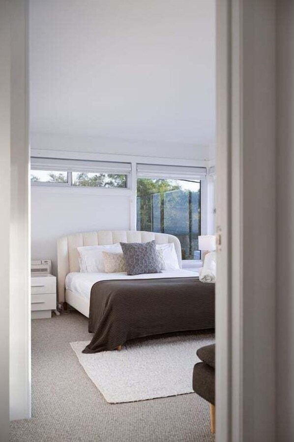 5 bedrooms, iron/ironing board, WiFi, bed sheets