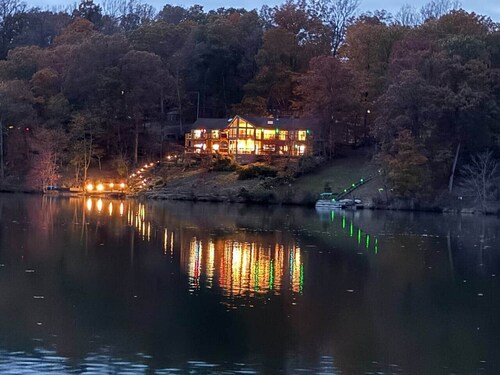 LUX Lakefront King Suites w/Dock, HotTub, Kayaks