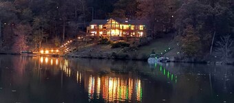 LUX Lakefront King Suites w/Dock, HotTub, Kayaks