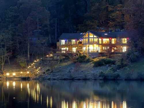 LUX Lakefront King Suites w/Dock, HotTub, Kayaks