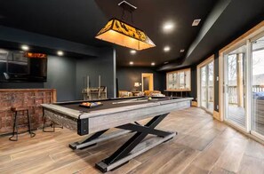 Game room - LUX Lakefront King Suites w/Dock, HotTub, Kayaks (Shannondale)