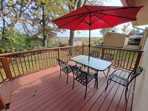 Outdoor dining - Location! Large Home w/ Country Views, Entertainment, Dubuque (Dubuque)