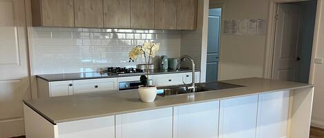 Mikrobølgeovn, ovn, kogeplade, opvaskemaskine