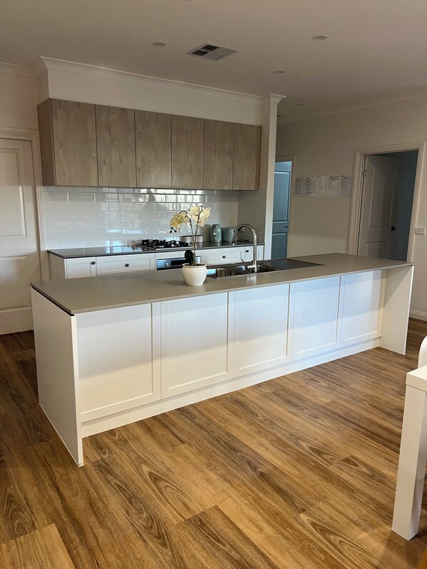 Microondas, horno, placa de cocina, lavavajillas