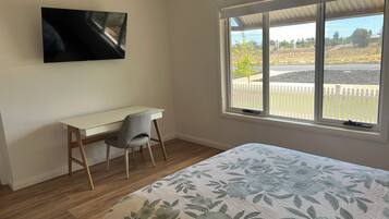 Tabla de planchar con plancha, wifi gratis y ropa de cama