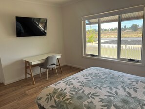 Tabla de planchar con plancha, wifi gratis y ropa de cama 