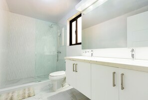 Shower, hair dryer, towels, soap - 3BR Sunset house with Pool, BBQ & Full Kitchen (Cabarete)