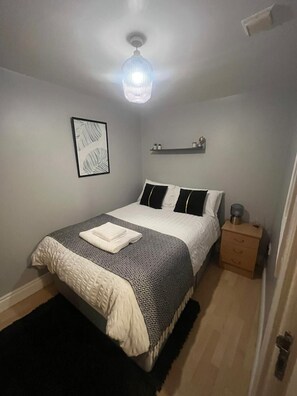 2 عدّة غرف نوم ومكواة/لوح كي وواي فاي وملاءات أسرّة