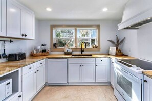 Fridge, microwave, oven, stovetop - Quads-For-Fun, Units 1-4, Saint George Island, FL (Eastpoint)