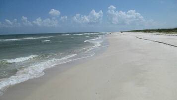 Una spiaggia nelle vicinanze