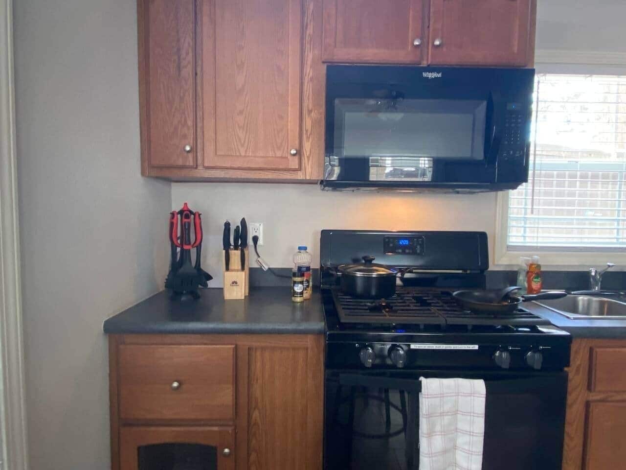 Een koelkast, een magnetron, een oven, een kookplaat