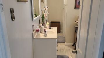 Suihku, hiustenkuivaaja, pyyhkeet, saippua