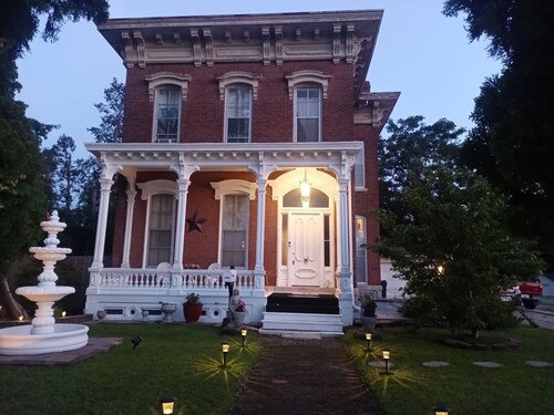 Charming 1-bedroom house in lovely Quincy with AC. Room 1