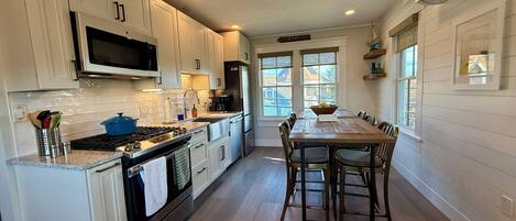 Mikrobølgeovn, ovn, kokeplater og oppvaskmaskin