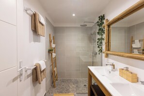Douche, sèche-cheveux, serviettes fournies, papier toilette