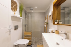 Shower, hair dryer, towels, toilet paper - Orient Bay "Paolina Beach" SEAFRONT, XLarge condo 2BD, with Terrace and Garden (Saint Martin)