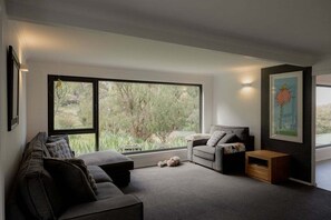 TV, fireplace, books, offices - Wilder Stay with sauna, outdoor bath and plunge (Hobart City)