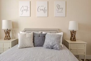 Tabla de planchar con plancha, wifi y ropa de cama