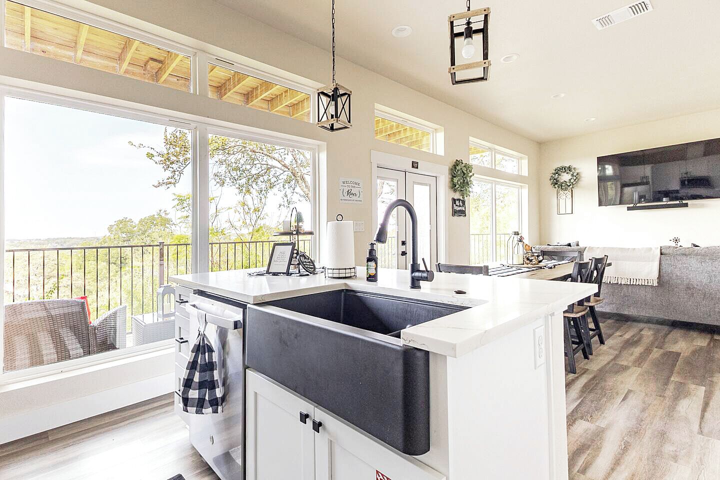 Een microgolfoven, een oven, een kookplaat, een vaatwasser