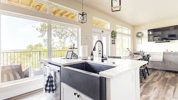 Microondas, horno, parrilla de estufa y lavavajillas