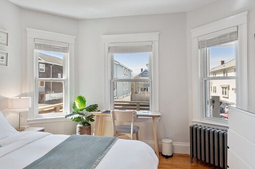 Bright 3BR 2BA in West Somerville w/ Parking & AC near Tufts & Davis