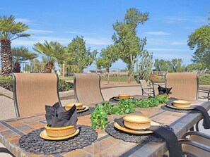 Outdoor dining - SCG Yay! 45yrs+ Get it Golf Friends! 30 night Min (Surprise)