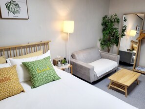 ستائر تعتيم وتجهيزات عازلة للصوت ومكواة/لوح كي وواي فاي مجانًا