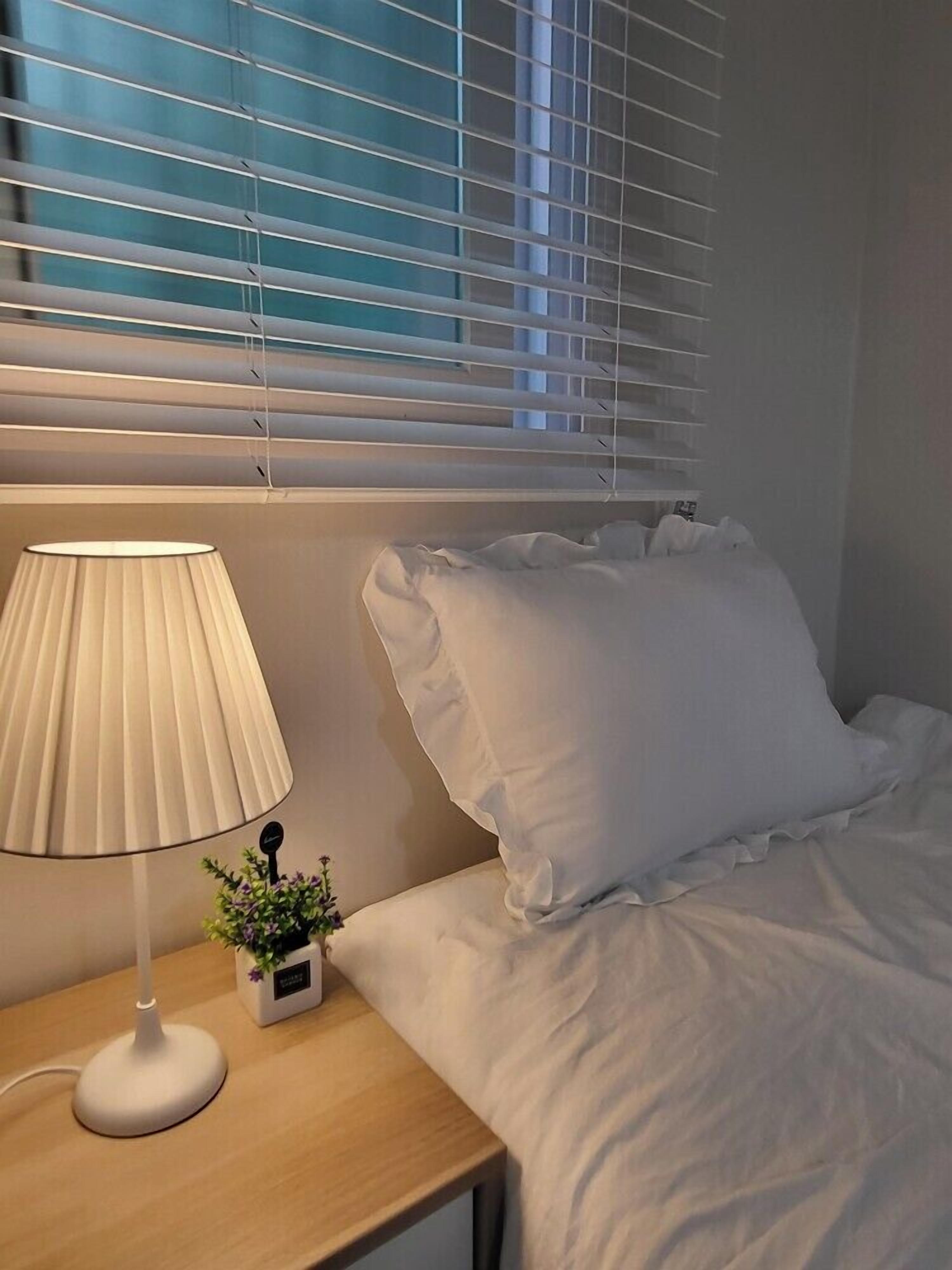 Cortinas blackout y sistema de insonorización 