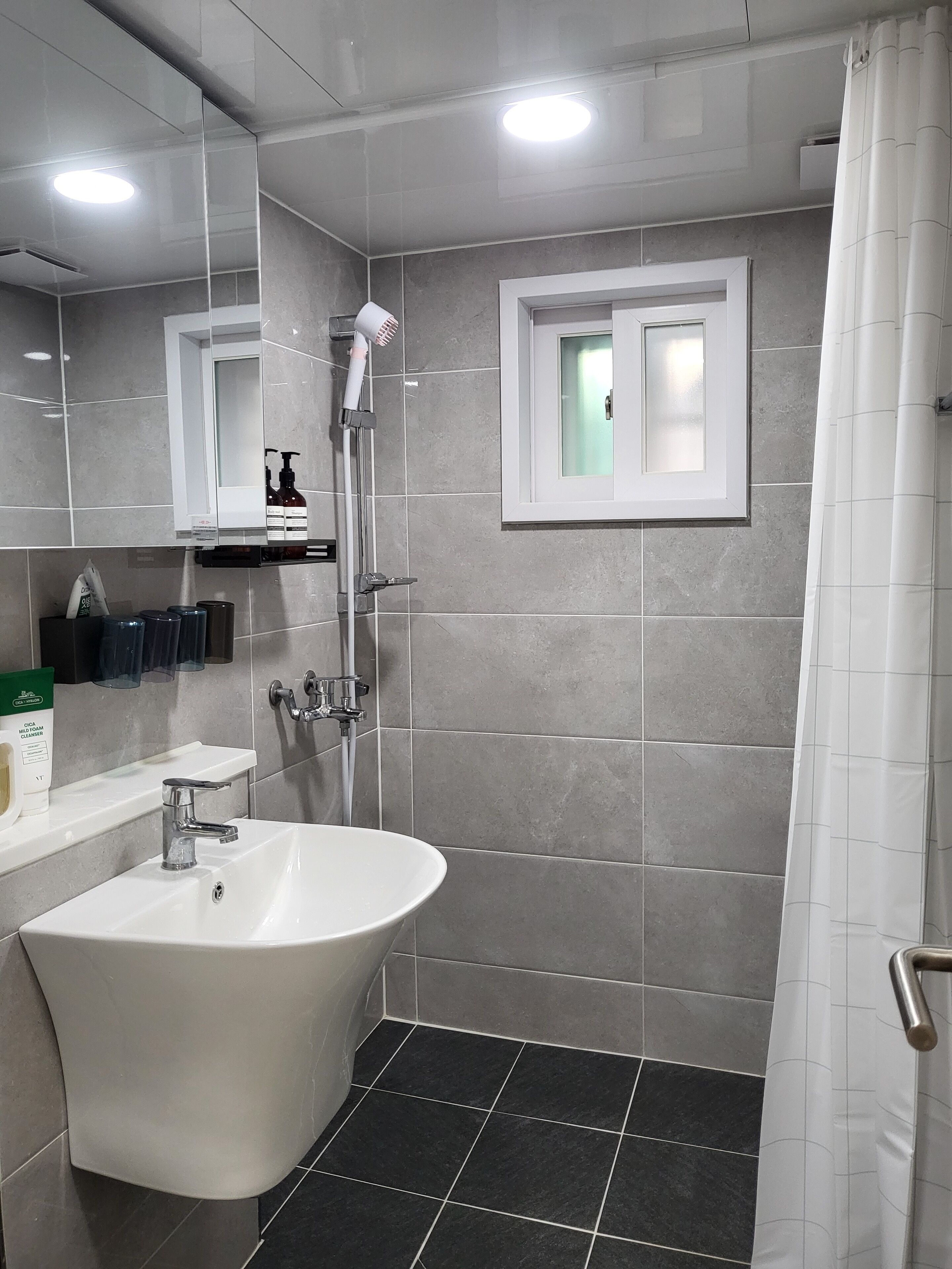 Standard Apartment, Multiple Beds (non-Korean nationals only) | Bathroom | Shower, hair dryer, slippers, towels