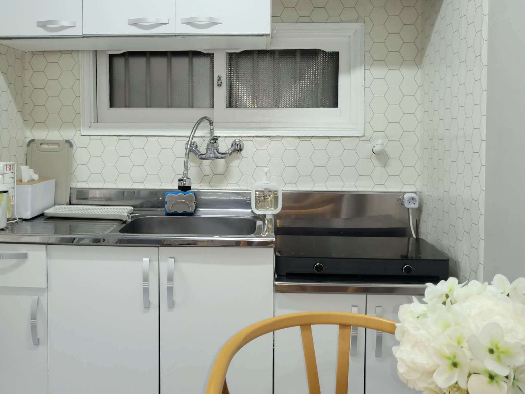 Refrigerador, microondas, placa de cocina, utensilios de cocina