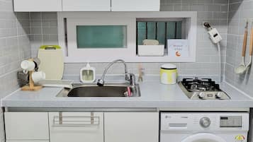 Refrigerador, microondas, placa de cocina, utensilios de cocina