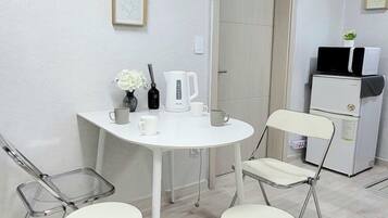 Căn hộ Tiêu chuẩn, nhiều giường (non-Korean nationals only) | Khu vực ăn uống tại phòng