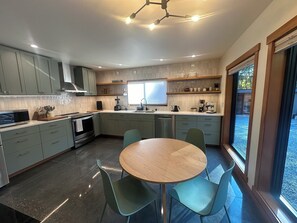 Private kitchen - Charming 2-bedroom house in Seattle near parks and trails (Seattle)