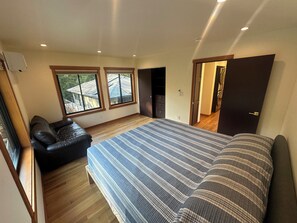 2 bedrooms, iron/ironing board, WiFi, bed sheets - Charming 2-bedroom house in Seattle near parks and trails (Seattle)