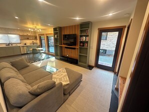 Living area - Charming 2-bedroom house in Seattle near parks and trails (Seattle)